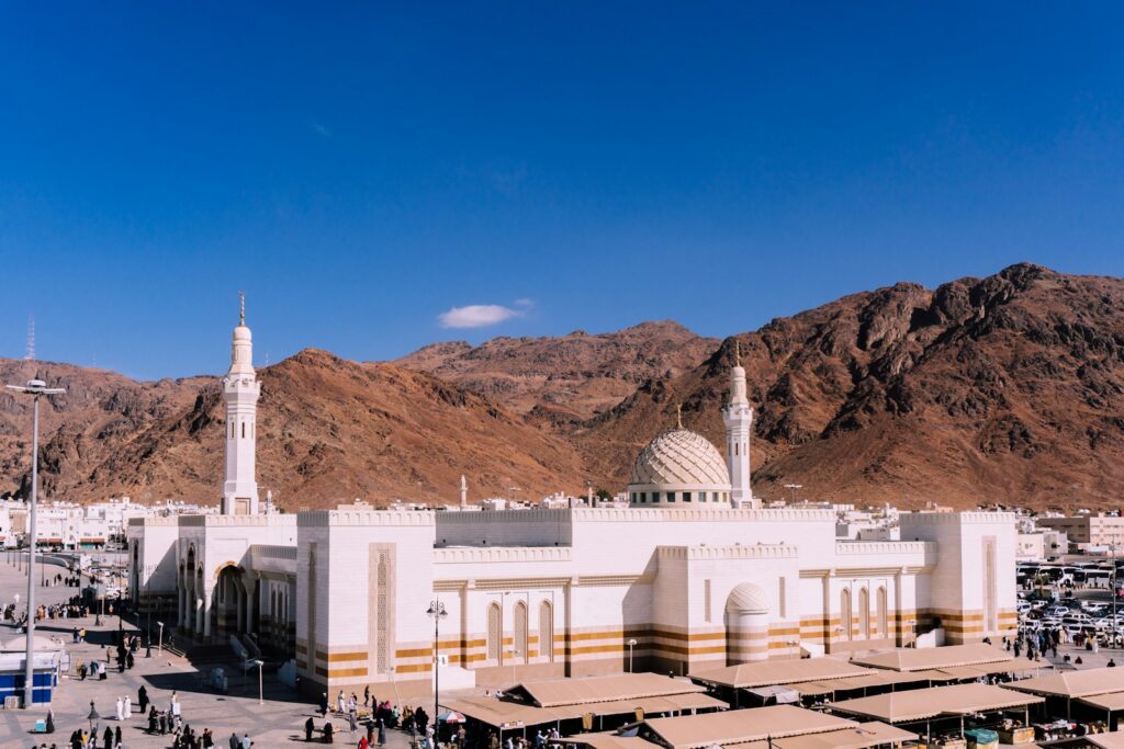 Panduan lengkap 7 Jabal Arab Saudi yang sarat sejarah. Ungkap hikmah agung di balik Jabal Nur, Tsur, Uhud, & Rahmah.